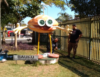 Monumento do Sanduíche Bauru retorna para Rodoviária, após período de embelezamento 